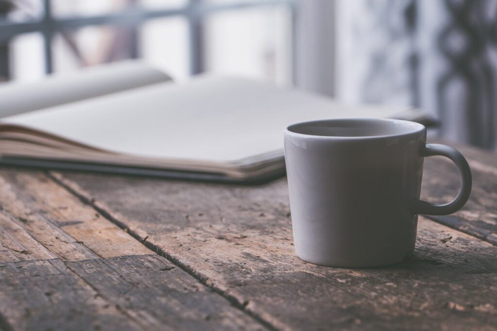 LIbro y cafe en una mesa