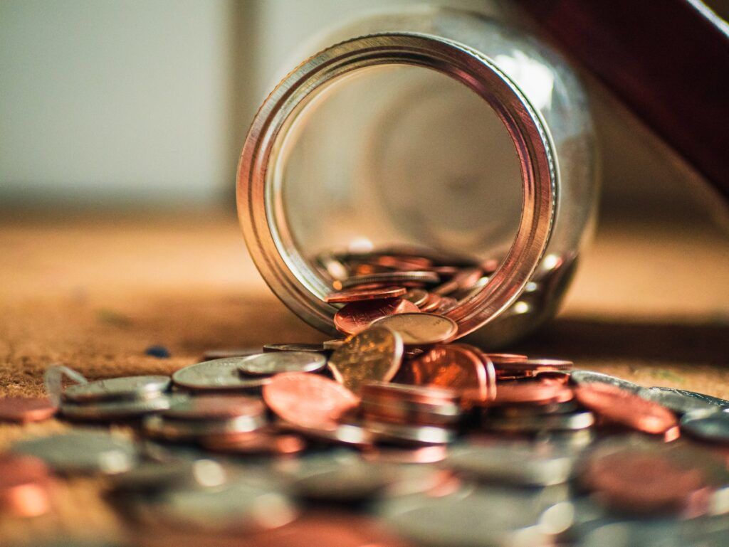 monedas saliendo de un bote